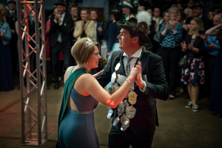 König Christian und Linda tanzen