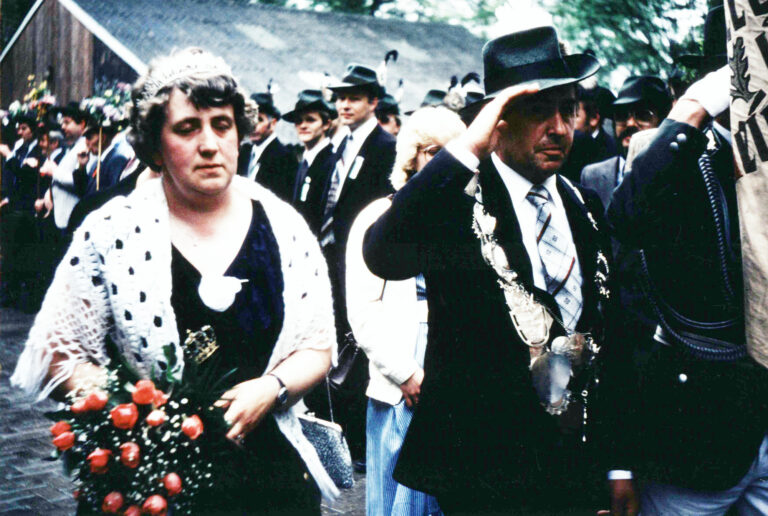 Königspaar 1982: Antonia und Rudolf Homölle salutieren vor den Schützenbrüdern