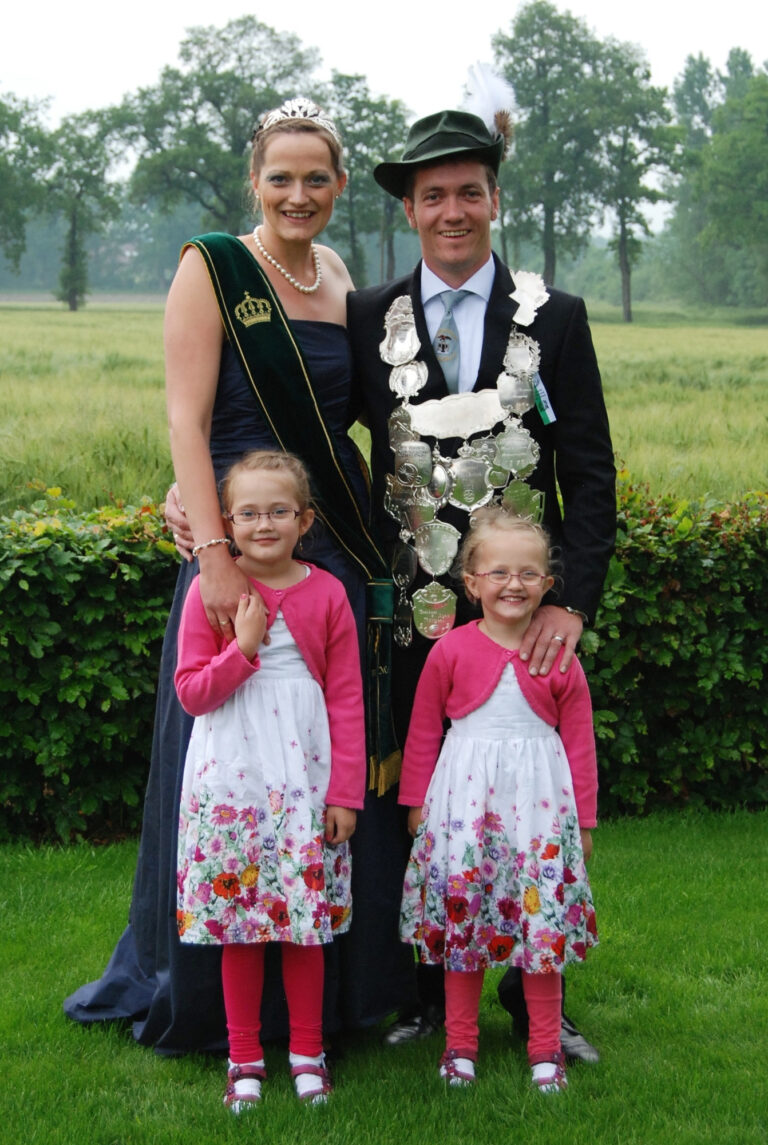 Königspaar 2014: Nicole und Timo Nabbe mit ihren Kindern